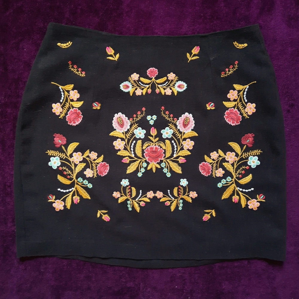 entro L Floral Embroidered Black Linen Mini Skirt